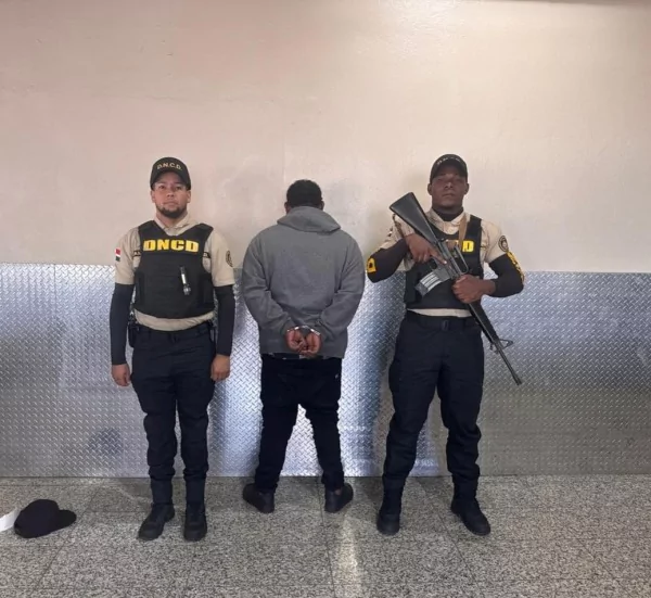 Detienen en el AILA a un hombre que intentó viajar a Colombia a pesar de tener impedimento de salida Detienen en el AILA a un hombre que intentó viajar a Colombia a pesar de tener impedimento de salida