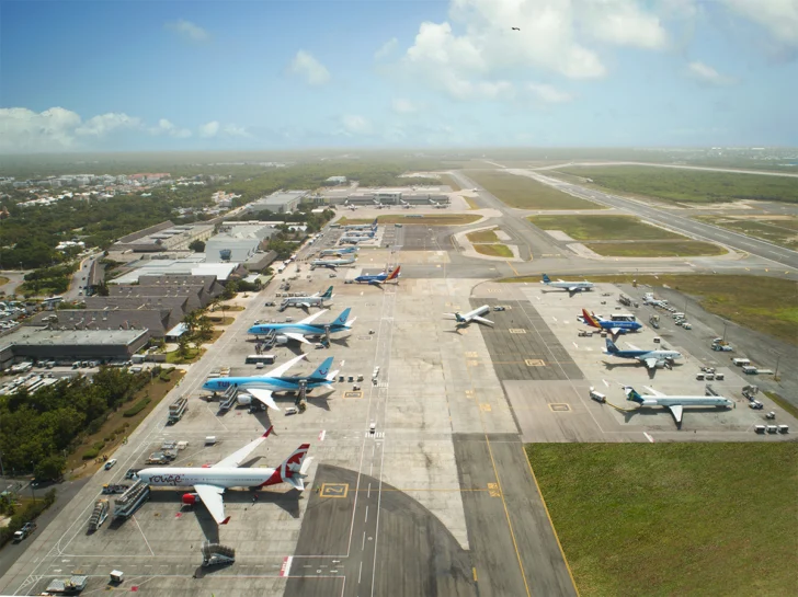 El combustible para aviones representa el 35 % de los costos operativos de las aerolíneas. El combustible para aviones representa el 35 % de los costos operativos de las aerolíneas.