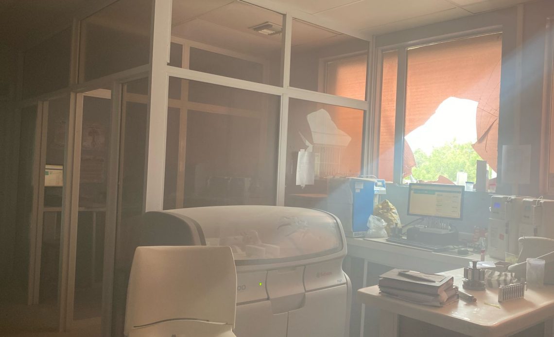Bomberos sofocan conato de incendio en laboratorio del Hospital Presidente Estrella Ureña en Santiago