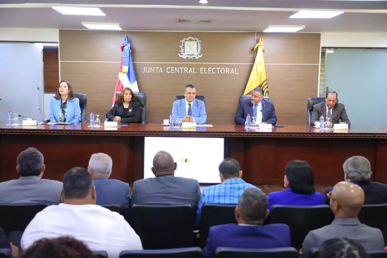 JCE presenta proyecto de la nueva cédula a diversas organizaciones políticas JCE presenta proyecto de la nueva cédula a diversas organizaciones políticas