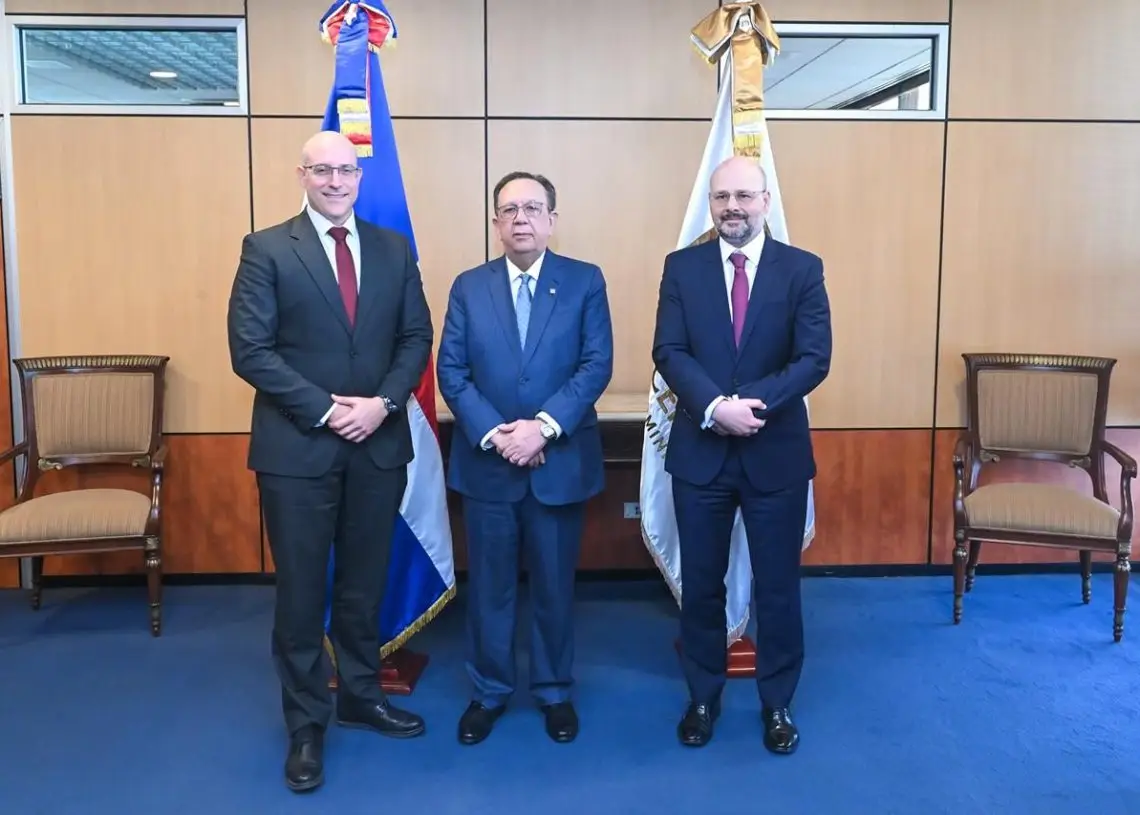 El gobernador Valdez Albizu se reúne con la misión del FMI para finalizar el «Staff Visit».