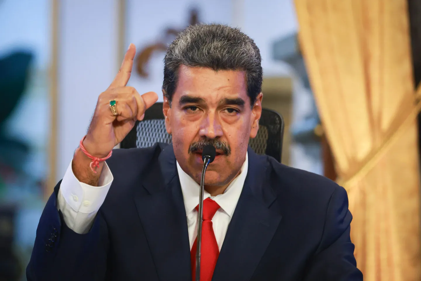 Nicolás Maduro reduce la jornada laboral en Venezuela Nicolás Maduro reduce la jornada laboral en Venezuela