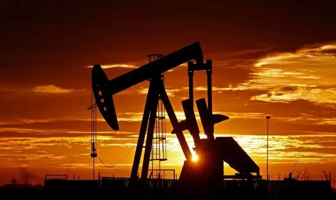 El petróleo de Texas aumenta un 2,2 % impulsado por la debilidad del dólar estadounidense El petróleo de Texas aumenta un 2,2 % impulsado por la debilidad del dólar estadounidense