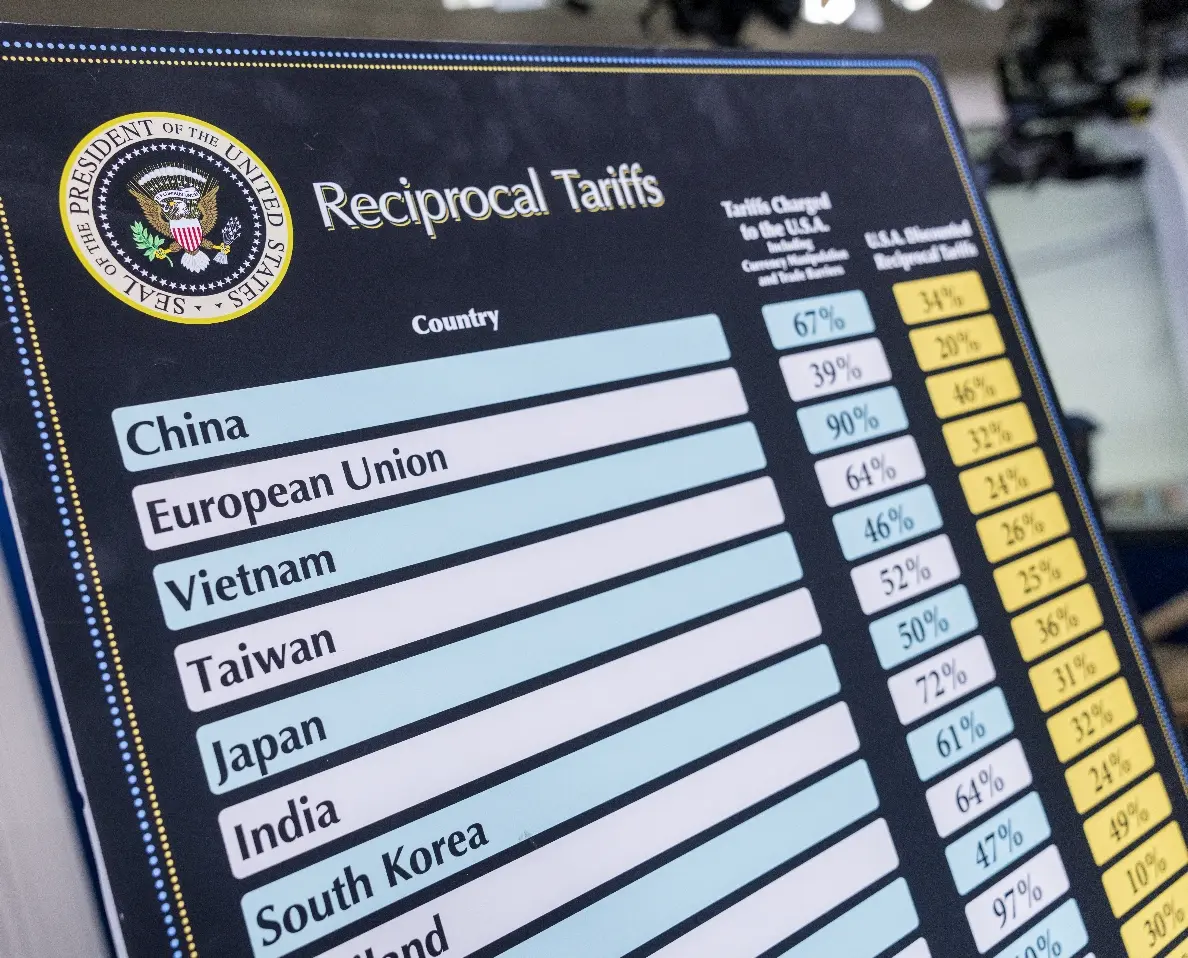 Trump defiende los aranceles mientras más de 50 países buscan iniciar negociaciones