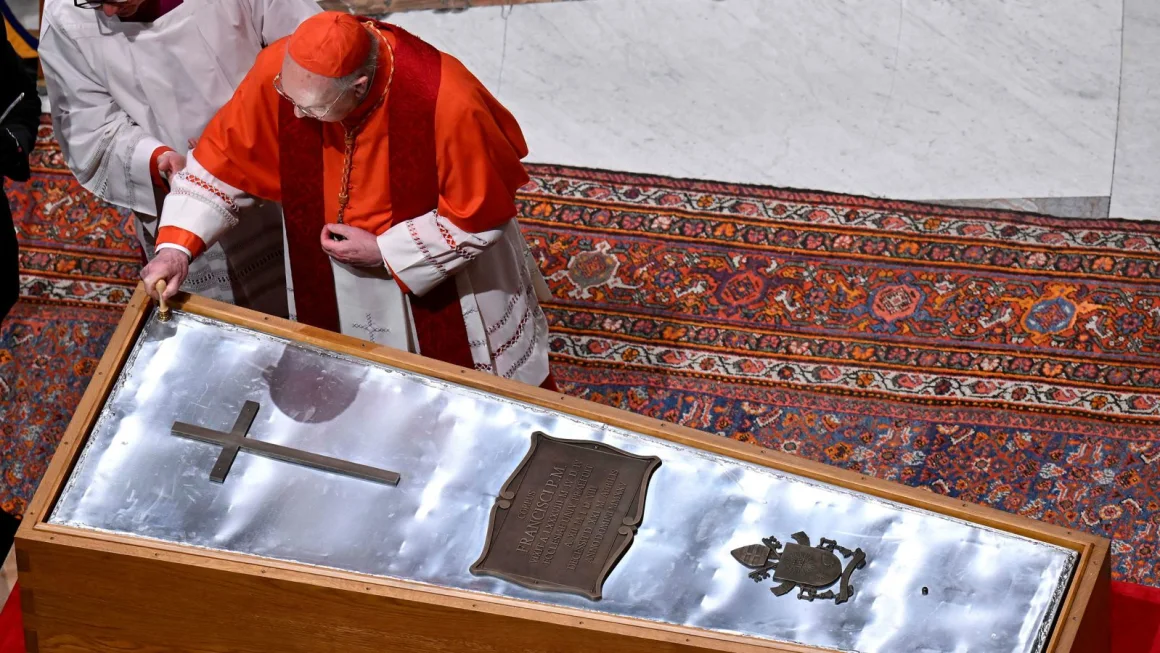 Cierran el ataúd del papa Francisco, marcando el fin del velorio en la Santa Sede Cierran el ataúd del papa Francisco, marcando el fin del velorio en la Santa Sede
