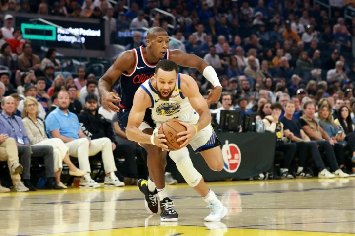 Curry lidera a los Warriors en el crucial partido del play-in de la NBA Curry lidera a los Warriors en el crucial partido del play-in de la NBA