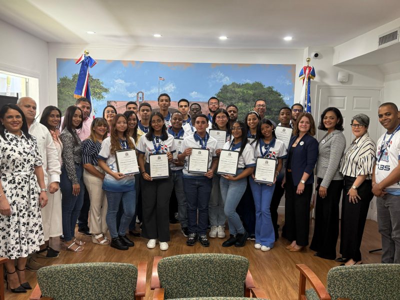 Estudiantes dominicanos se destacan en competencia internacional de robótica en Miami Estudiantes dominicanos se destacan en competencia internacional de robótica en Miami