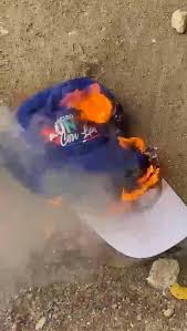 Hombre quema gorras del PRM y se desvincula del partido Hombre quema gorras del PRM y se desvincula del partido