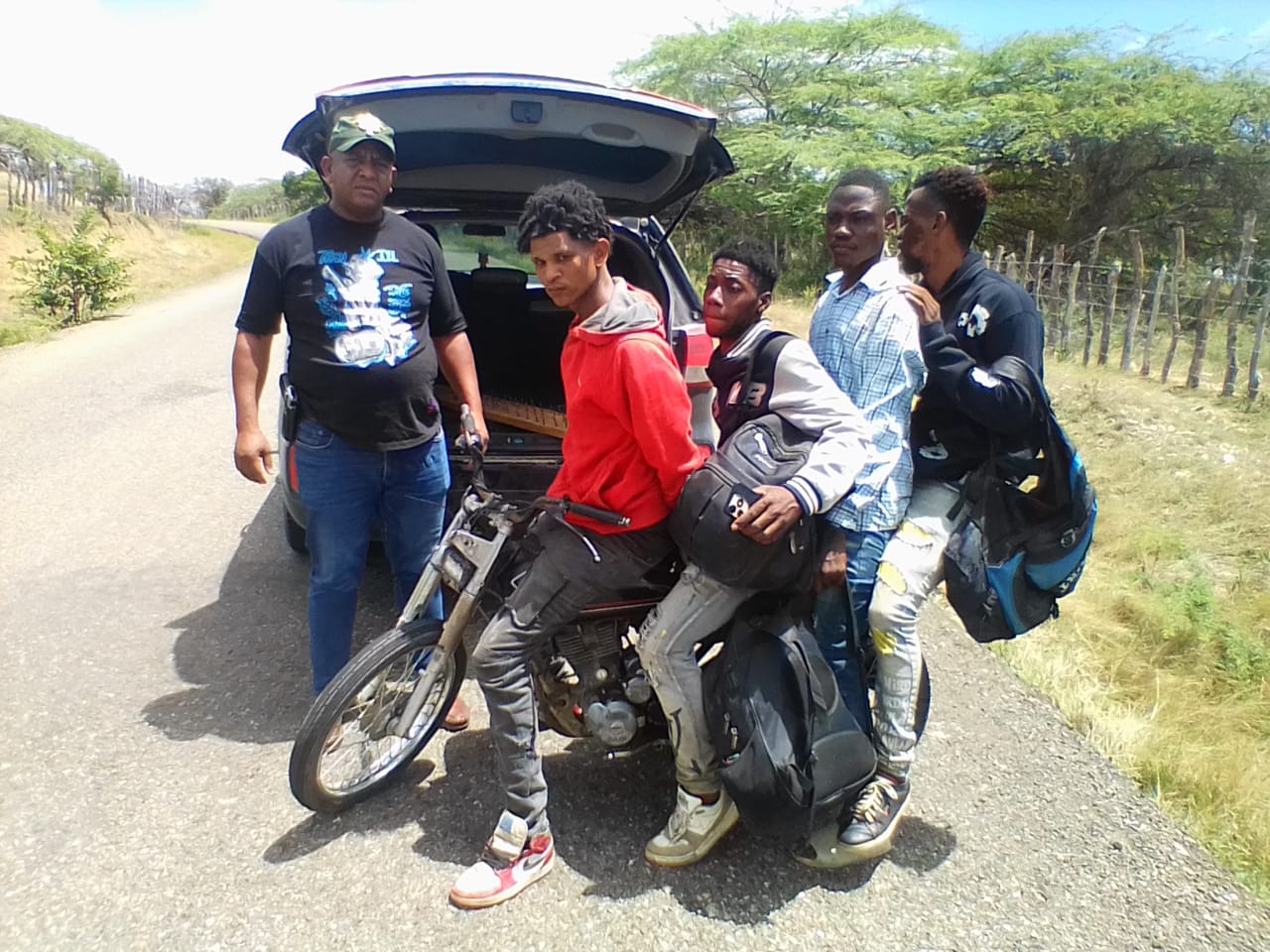 Detienen hombre transportando haitianos ilegales en Montecristi Detienen hombre transportando haitianos ilegales en Montecristi