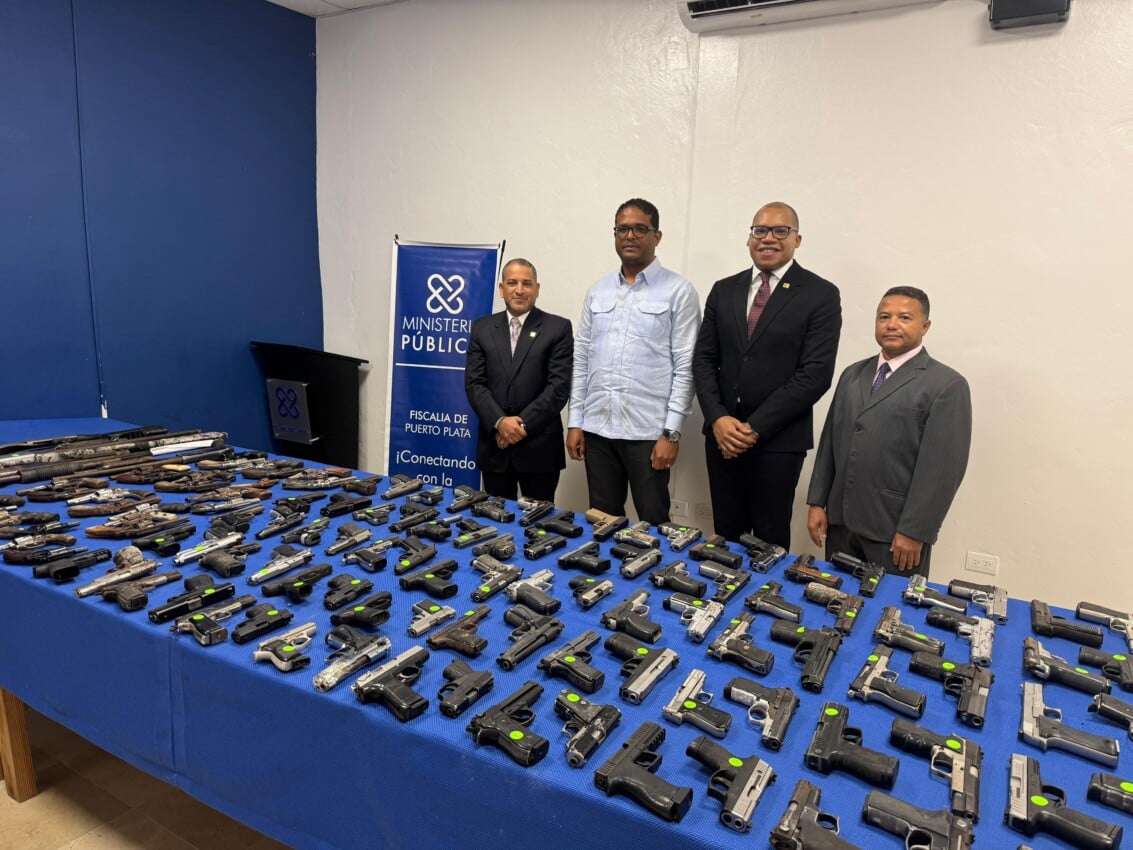 Fiscalía de Puerto Plata realiza entrega de armas incautadas en operativos Fiscalía de Puerto Plata realiza entrega de armas incautadas en operativos