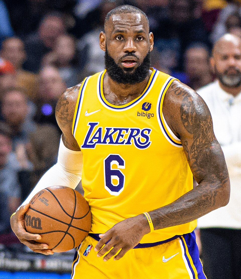 LeBron James no confirma si seguirá jugando tras la caída de los Lakers LeBron James no confirma si seguirá jugando tras la caída de los Lakers