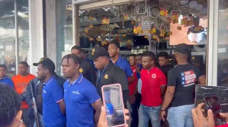 Deportaciones de haitianos indocumentados afectan a comerciantes chinos en la Duarte