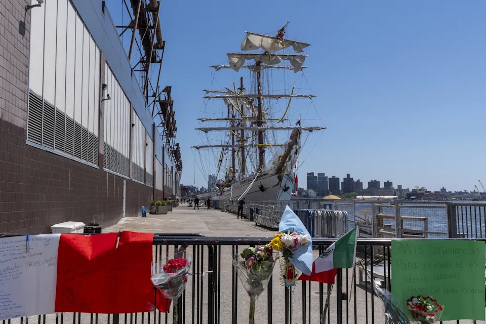 El buque Cuauhtémoc realizó tres llamados de emergencia después de partir de Nueva York El buque Cuauhtémoc realizó tres llamados de emergencia después de partir de Nueva York