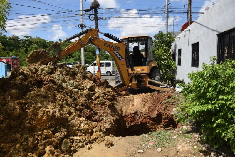 Camión daña tubería y deja sin agua a sectores de SDE Camión daña tubería y deja sin agua a sectores de SDE