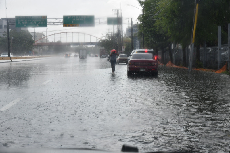 COE declara alerta roja en cinco municipios por intensas lluvias causadas por una vaguada COE declara alerta roja en cinco municipios por intensas lluvias causadas por una vaguada