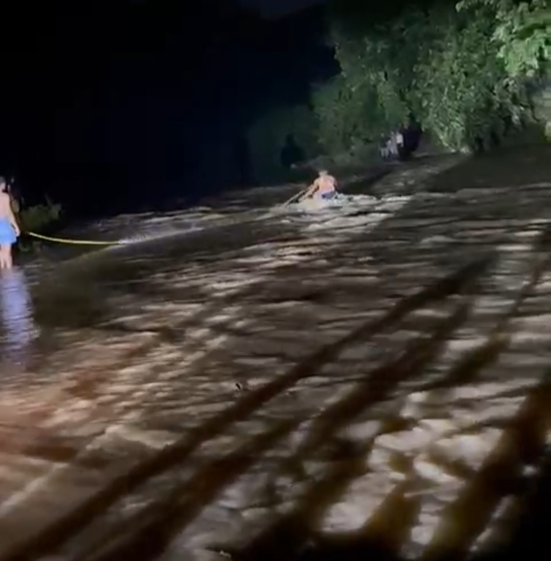 Bomberos rescatan a cuatro jóvenes atrapados por la crecida de un río en Hato Mayor Bomberos rescatan a cuatro jóvenes atrapados por la crecida de un río en Hato Mayor