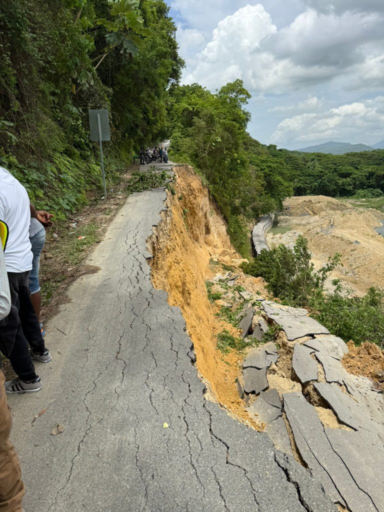 Cierre total de carretera por derrumbe en Samangola, San Cristóbal Cierre total de carretera por derrumbe en Samangola, San Cristóbal