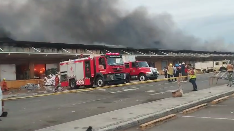 Se registra incendio en una nave del Merca Santo Domingo Se registra incendio en una nave del Merca Santo Domingo