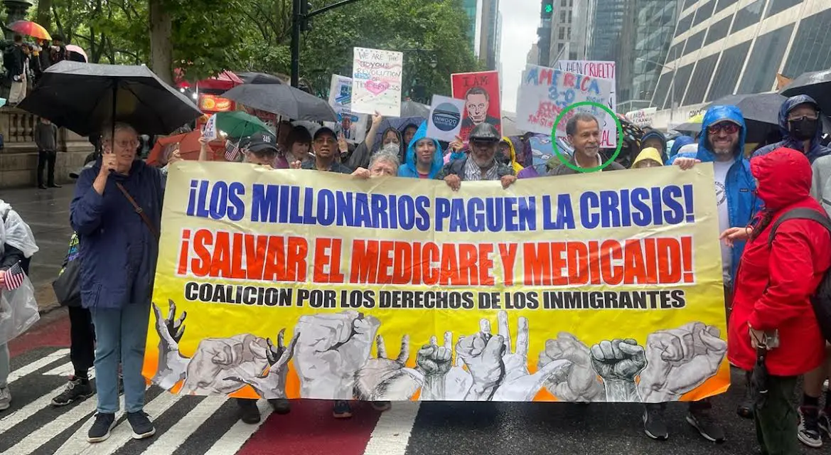 Dominicanos participan masivamente en protesta «Sin Reyes» en Nueva York bajo la lluvia Dominicanos participan masivamente en protesta «Sin Reyes» en Nueva York bajo la lluvia