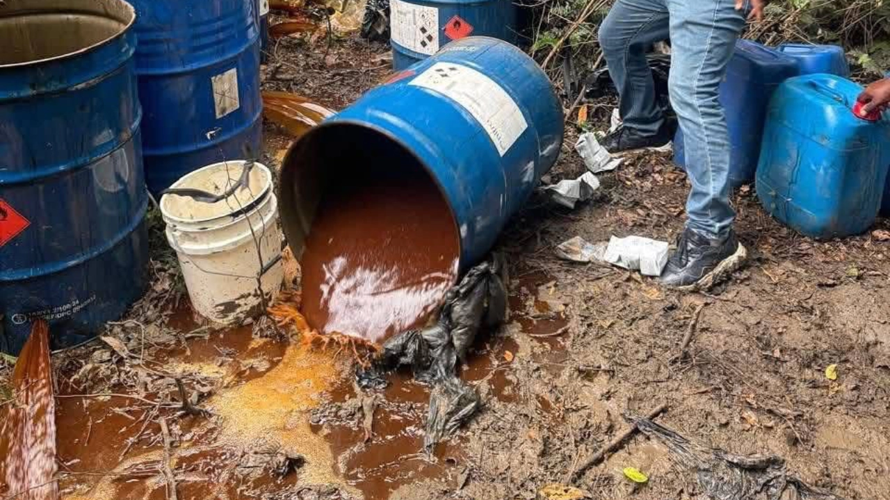 PN desmantela dos laboratorios clandestinos de alcohol adulterado en Chirino PN desmantela dos laboratorios clandestinos de alcohol adulterado en Chirino
