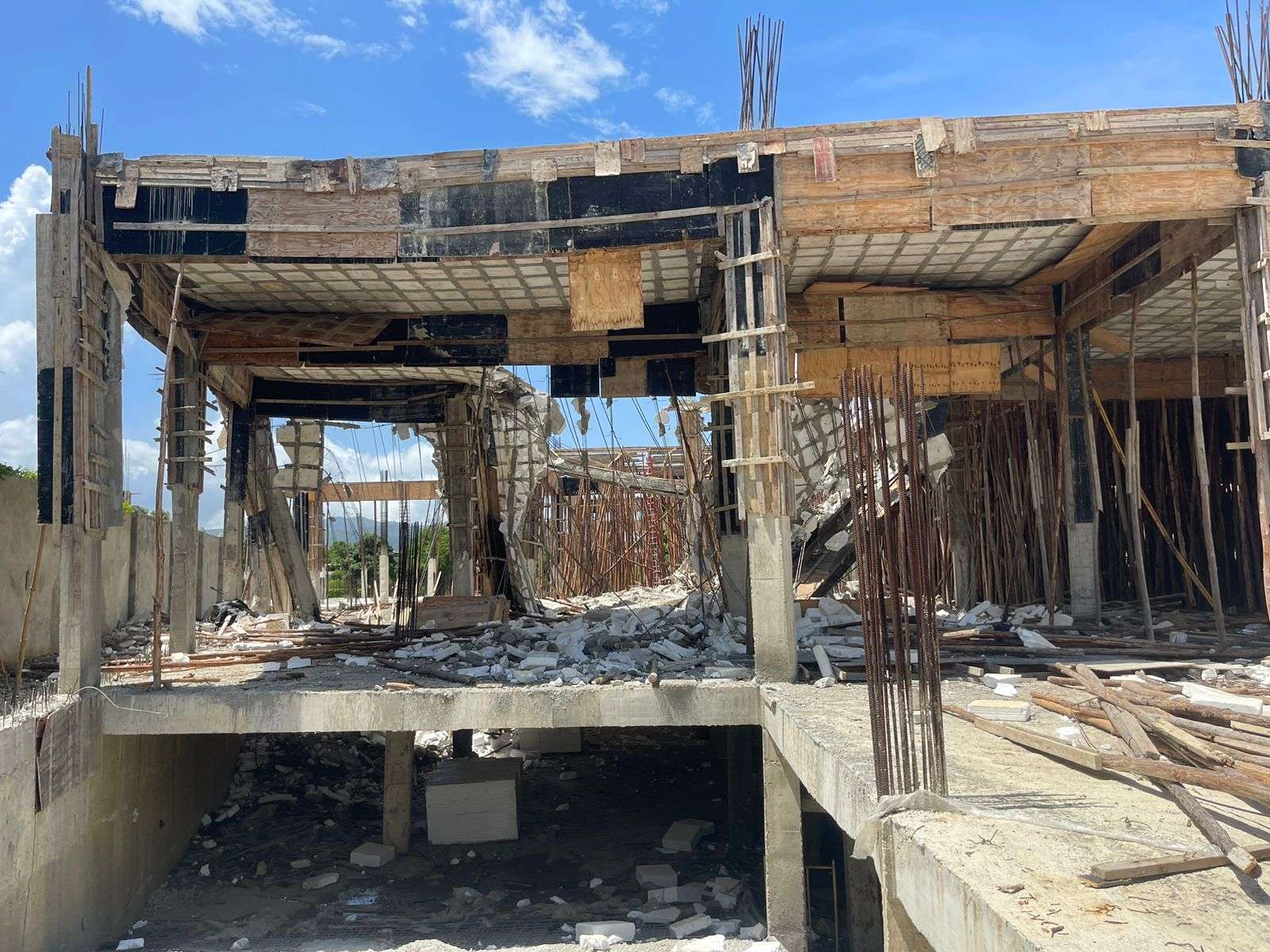 Derrumbe en obra en construcción en Santiago genera alarma Derrumbe en obra en construcción en Santiago genera alarma