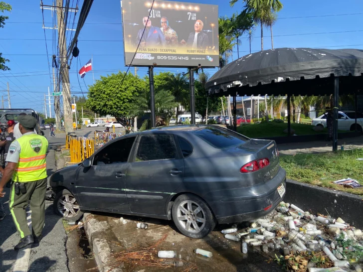 Mujer pierde el control y choca contra mural en homenaje a víctimas de tragedia en el Jet Set Mujer pierde el control y choca contra mural en homenaje a víctimas de tragedia en el Jet Set