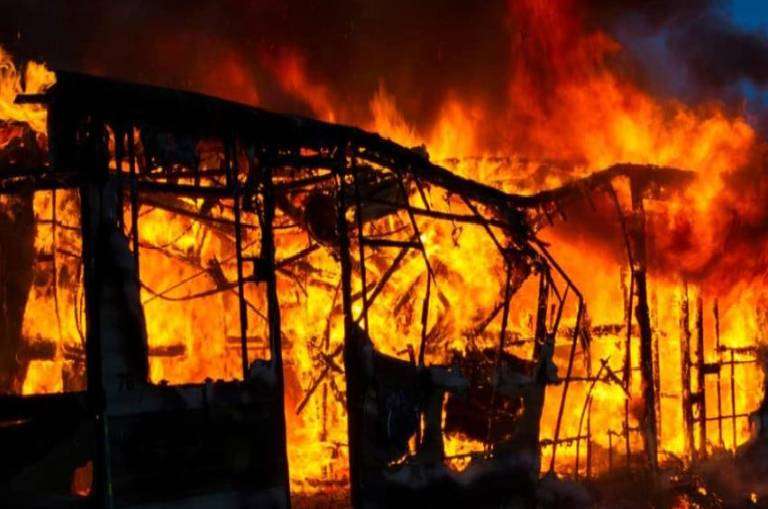 Cinco miembros de una familia mueren en incendio en Santiago Cinco miembros de una familia mueren en incendio en Santiago