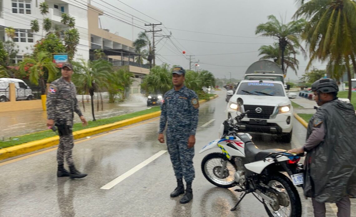 Policía retira a jóvenes del malecón de Barahona por riesgo durante tormenta Melissa Policía retira a jóvenes del malecón de Barahona por riesgo durante tormenta Melissa