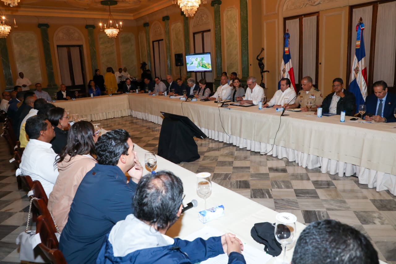Gobierno suspende labores y docencia en zonas en alerta roja por tormenta Melissa Gobierno suspende labores y docencia en zonas en alerta roja por tormenta Melissa