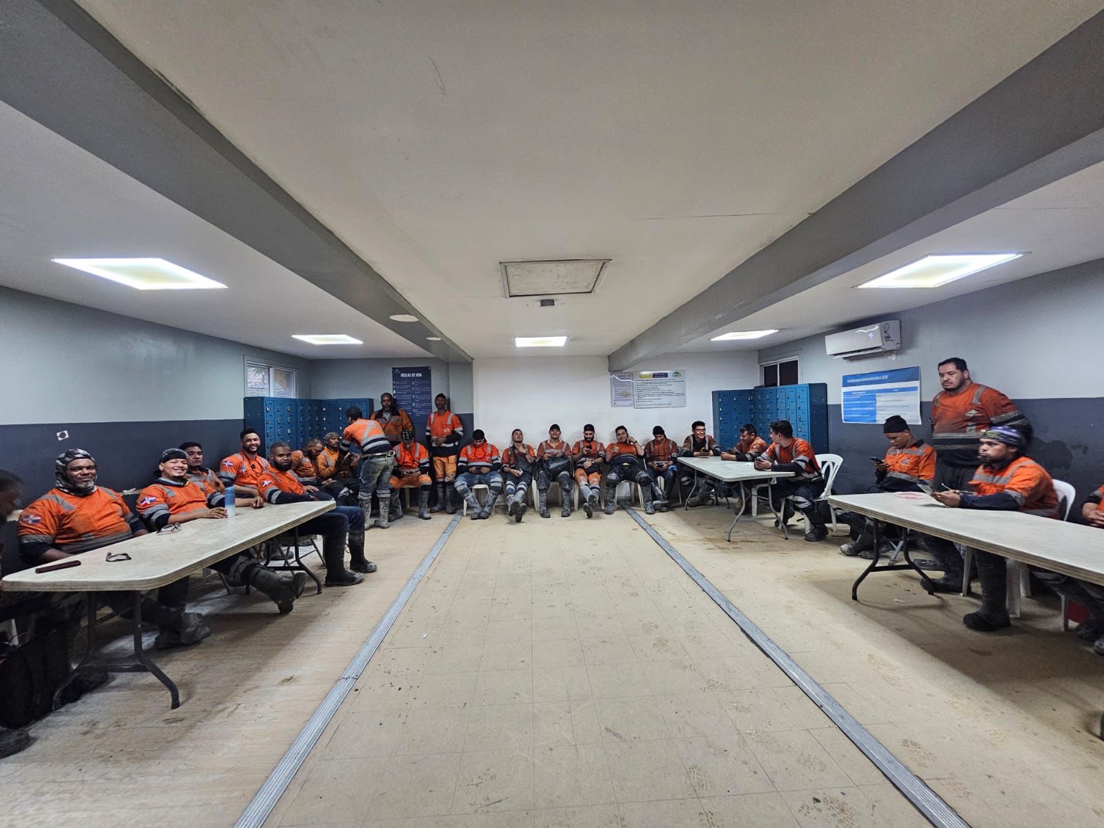 Evacúan 80 mineros tras deslizamiento en Cormidom Evacúan 80 mineros tras deslizamiento en Cormidom