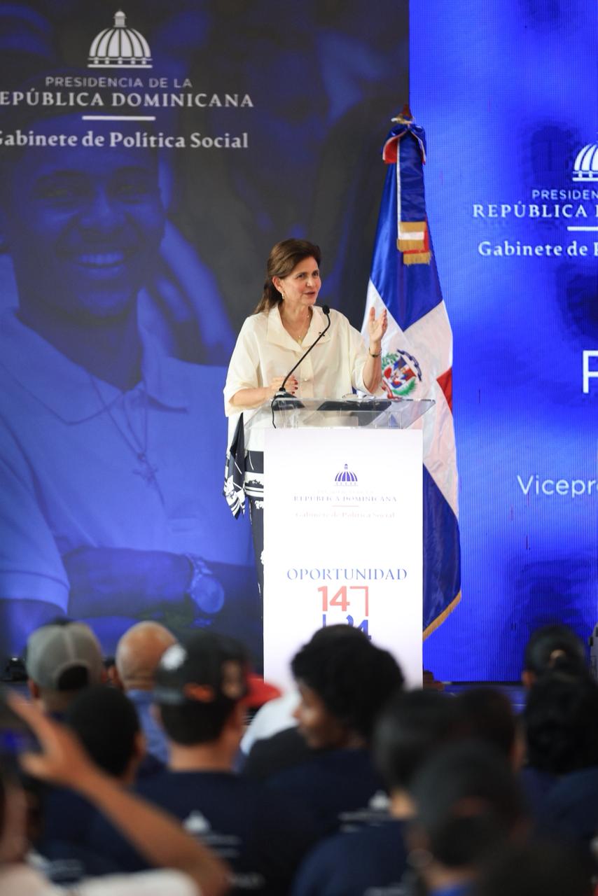 Raquel Peña encabeza inauguración centro del Programa Oportunidad 14-24 y entrega obras en Santiago y Bonao
