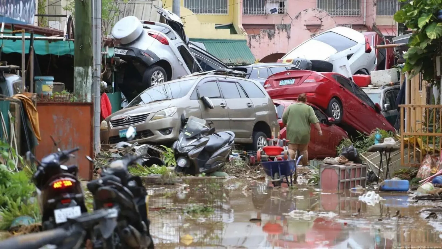 Inundaciones dejan 40 muertos en Vietnam y el tifón Kalmaegi amenaza con más destrucción Inundaciones dejan 40 muertos en Vietnam y el tifón Kalmaegi amenaza con más destrucción