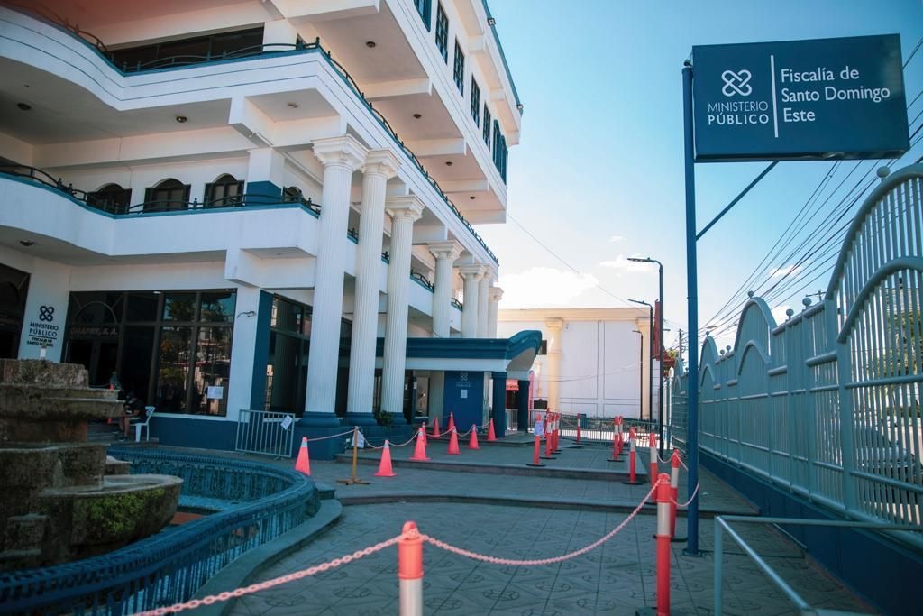 Imponen tres meses de prisión preventiva a hombre acusado de matar a su madre y su hermano en Villa Mella