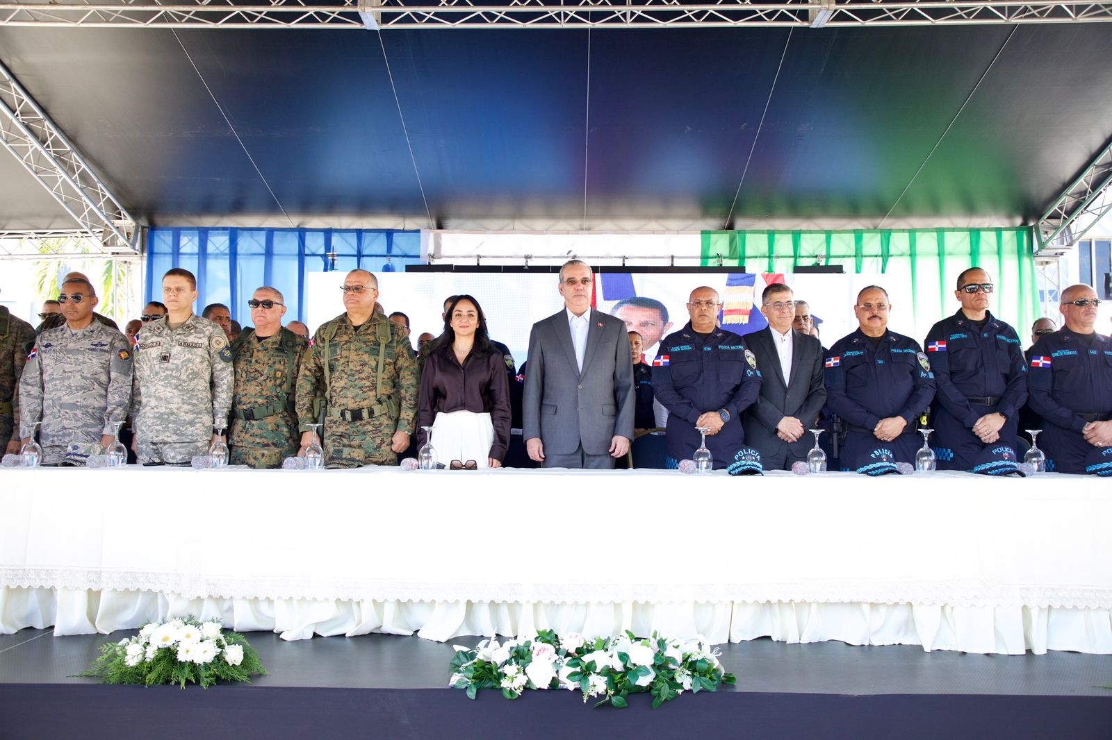 Presidente Abinader pone en marcha “Navidad con Garantía de Paz 2.0” con despliegue de cerca de 28,000 agentes para reforzar la tranquilidad y la convivencia en todo el país Presidente Abinader pone en marcha “Navidad con Garantía de Paz 2.0” con despliegue de cerca de 28,000 agentes para reforzar la tranquilidad y la convivencia en todo el país