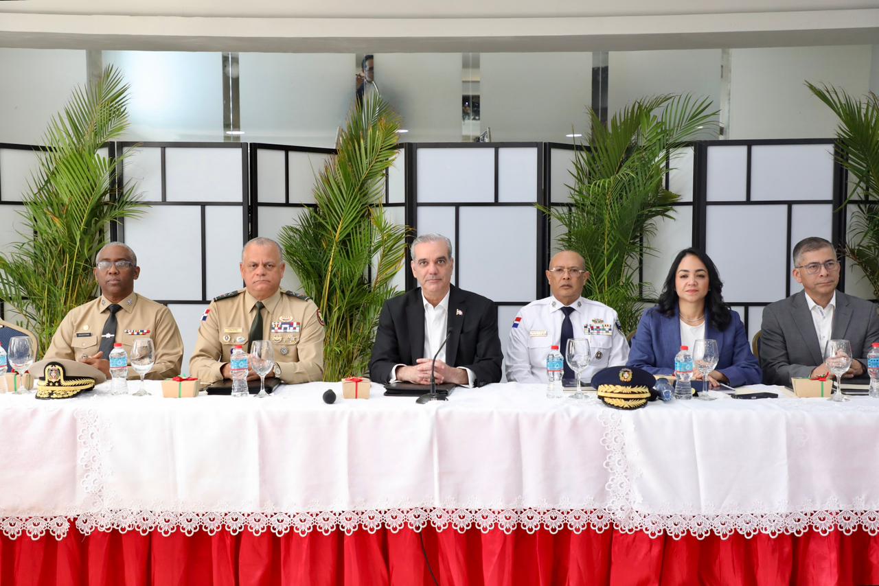Presidente Abinader encabeza reunión de seguimiento al Plan de Seguridad Ciudadana Presidente Abinader encabeza reunión de seguimiento al Plan de Seguridad Ciudadana