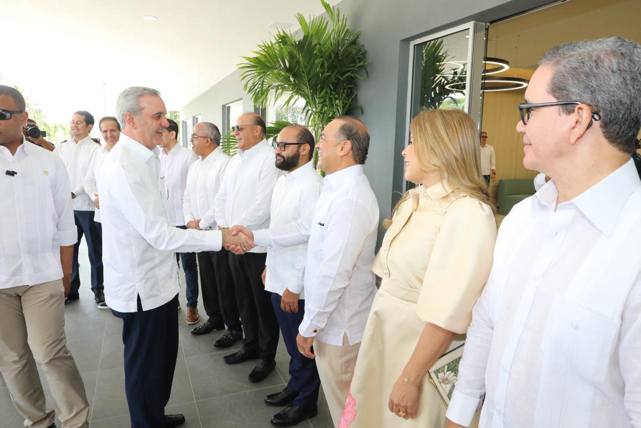 Presidente Abinader inaugura 180 viviendas y una escuela en Hato del Yaque Presidente Abinader inaugura 180 viviendas y una escuela en Hato del Yaque