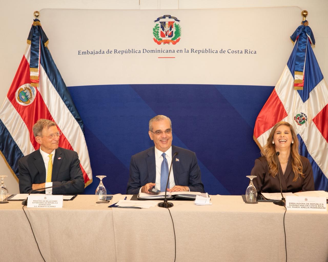 Presidente Abinader sostiene encuentro con empresarios en Costa Rica organizado por la Embajada Dominicana Presidente Abinader sostiene encuentro con empresarios en Costa Rica organizado por la Embajada Dominicana