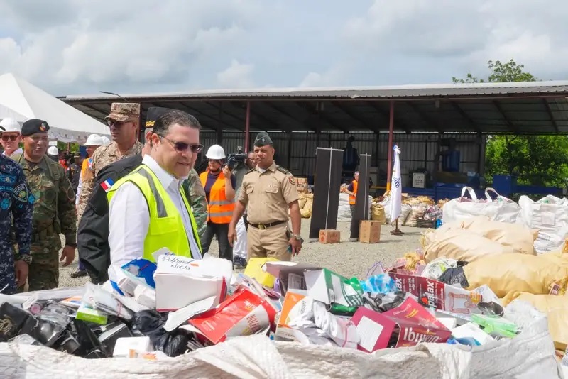 DESTRUYEN MERCANCÍAS ILEGALES POR RD$394 MILLONES DESTRUYEN MERCANCÍAS ILEGALES POR RD$394 MILLONES