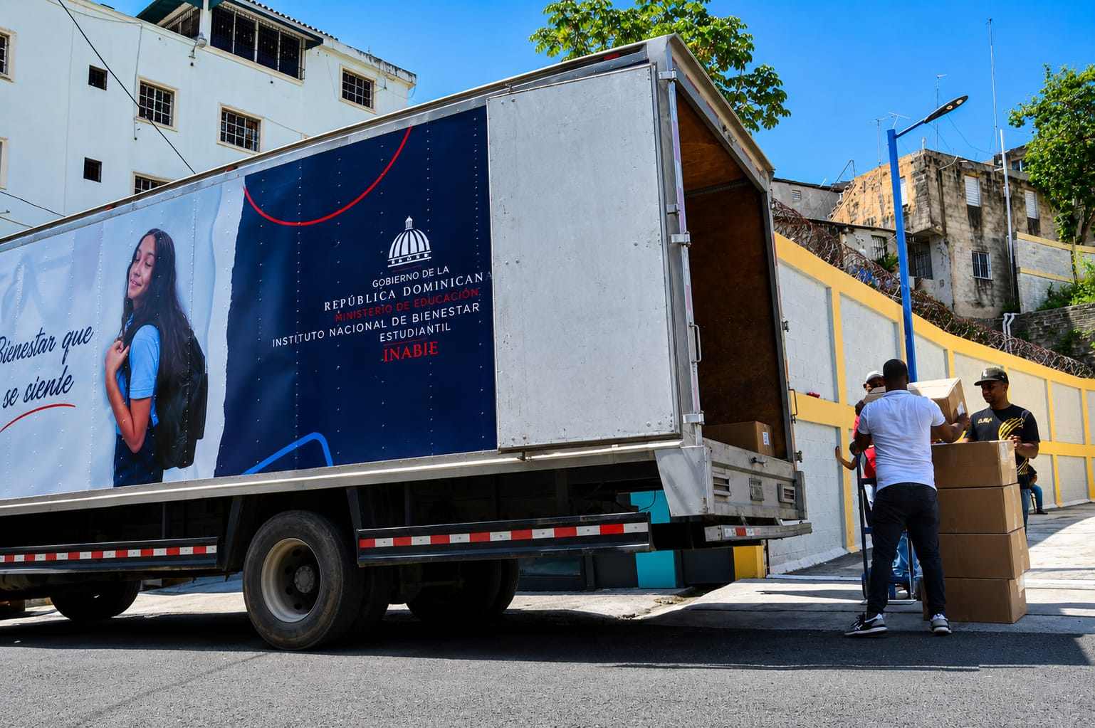 El INABIE amplía distribución de útiles escolares hacia el Norte del país