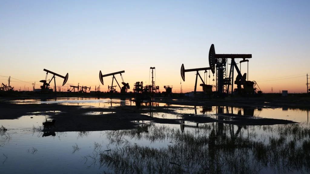 Ganancias de USD 12,600 millones en refinerías de EE. UU. por crisis en Medio Oriente presionan precios en países no productores como República Dominicana Ganancias de USD 12,600 millones en refinerías de EE. UU. por crisis en Medio Oriente presionan precios en países no productores como República Dominicana