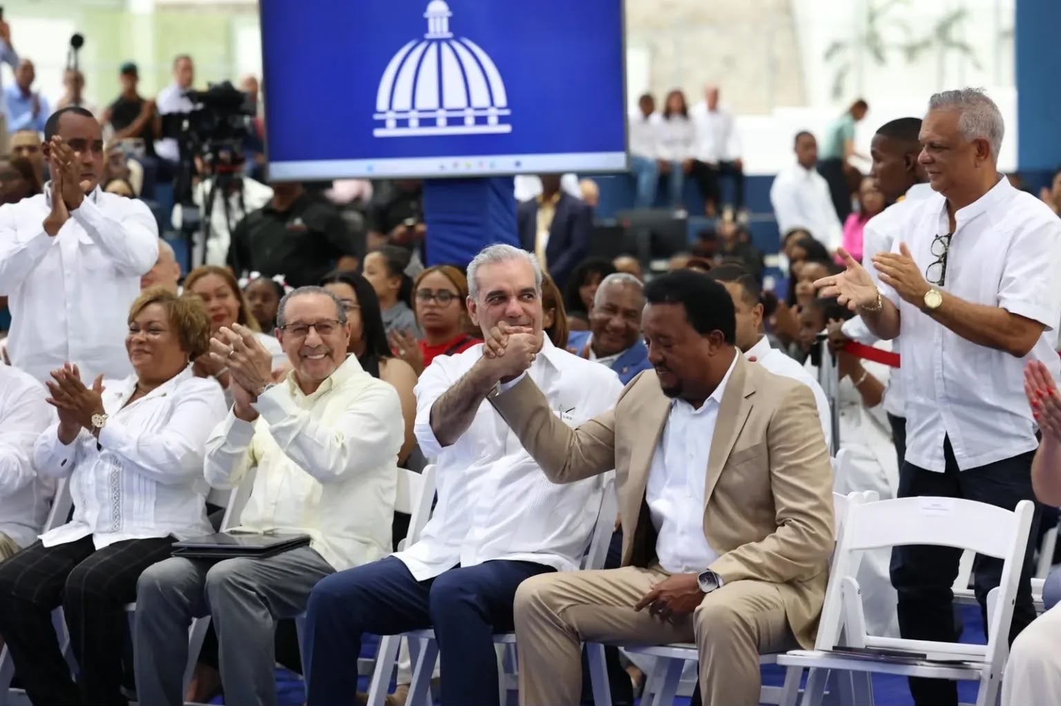 «Yo sé a quien le toqué las puertas y quien me abrió, usted es mi amigo»: Pedro Martínez agradece apoyo de Luis Abinader «Yo sé a quien le toqué las puertas y quien me abrió, usted es mi amigo»: Pedro Martínez agradece apoyo de Luis Abinader