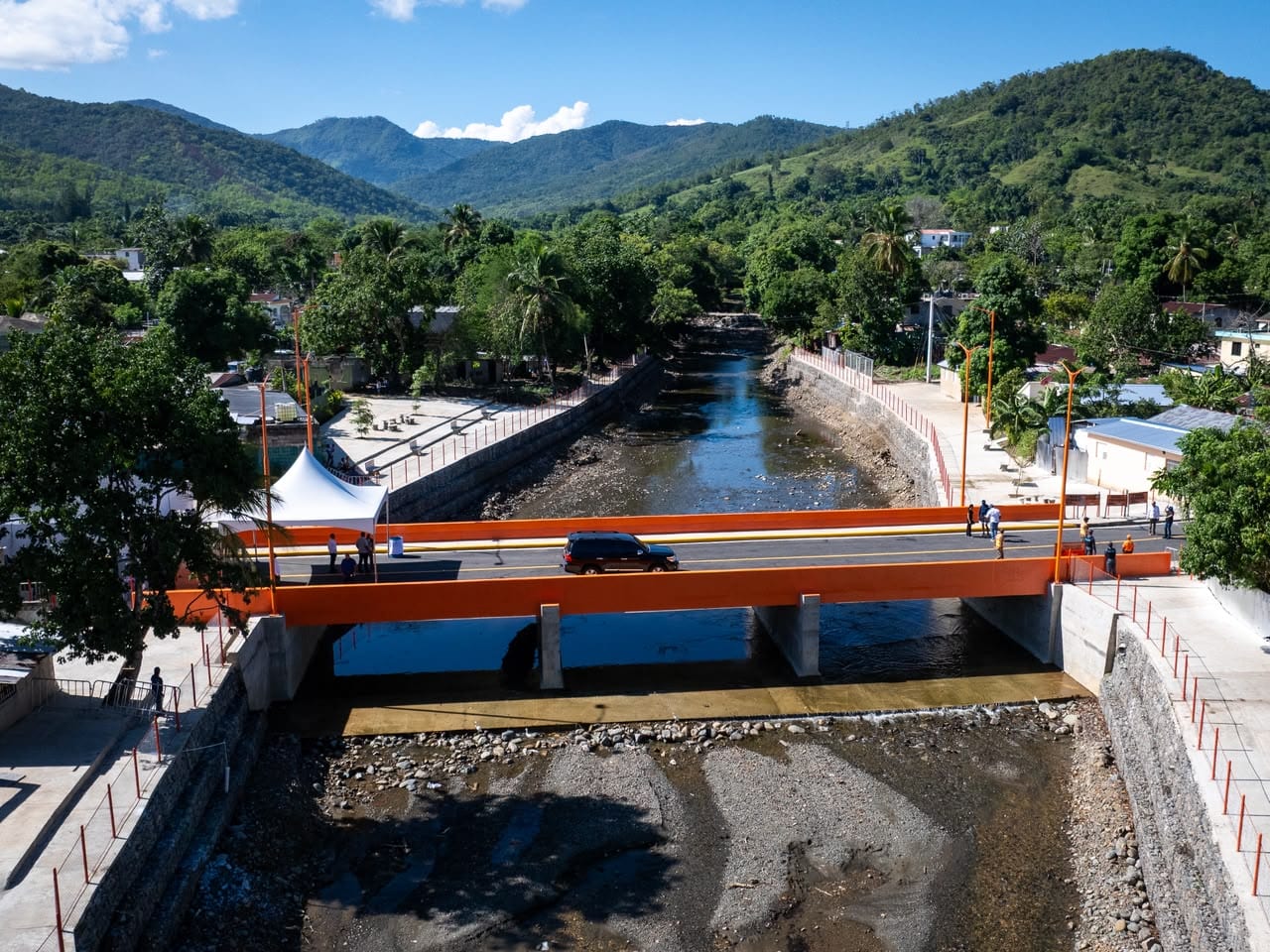 Padre Joaquín Pérez: Puente sobre el Río La Leonora se veía imposible, pero está hecho porque hay voluntad del presidente Abinader de ayudar a un pueblo que lo necesita Padre Joaquín Pérez: Puente sobre el Río La Leonora se veía imposible, pero está hecho porque hay voluntad del presidente Abinader de ayudar a un pueblo que lo necesita