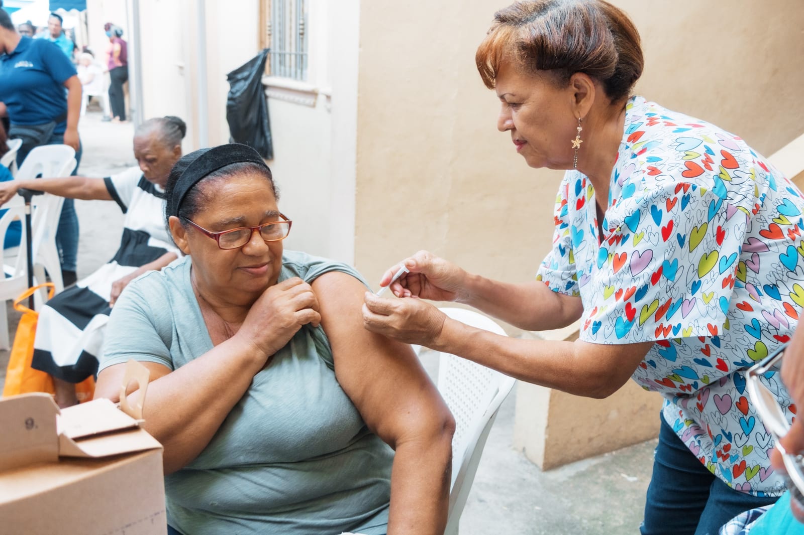 Carolina Mejía continúa llevando bienestar con un operativo médico-social al Hoyo de Bate Carolina Mejía continúa llevando bienestar con un operativo médico-social al Hoyo de Bate