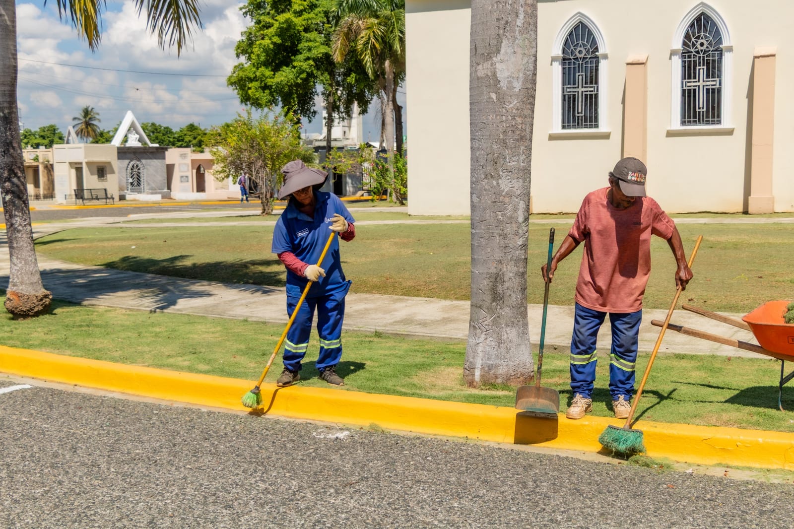 Alcaldía del DN realiza operativo de reacondicionamiento en cementerios por el Día de los Fieles Difuntos Alcaldía del DN realiza operativo de reacondicionamiento en cementerios por el Día de los Fieles Difuntos